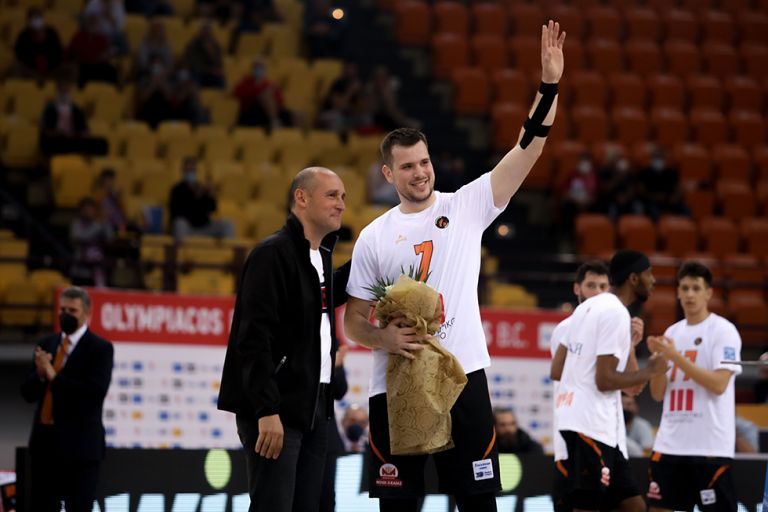 Ολυμπιακός – Προμηθέας – Η παρακάμερα και η βράβευση του Αγραβάνη