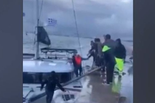 Άλιμος – Καταμαράν έπεσε σε βράχια – Καρέ καρέ η διάσωση των επιβατών