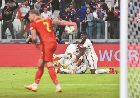 Η Γαλλία που αντεπιτίθεται,η Ισπανία που επιμένει