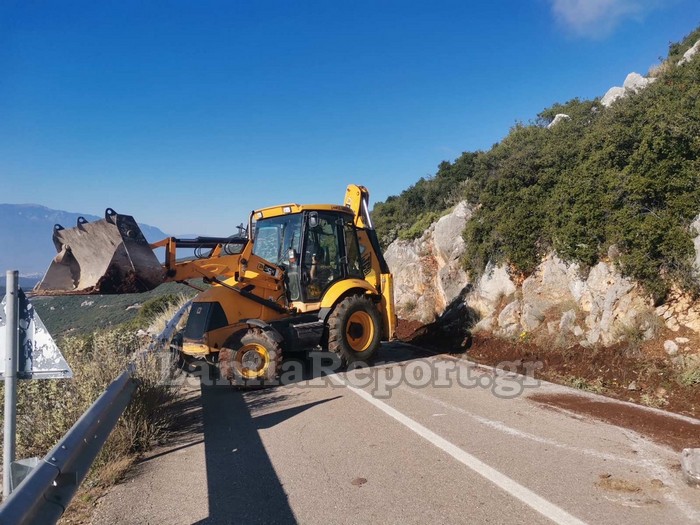 Λαμία – Οι βροχοπτώσεις προκάλεσαν κατολισθήσεις – Επιχείρηση «καθαρισμού» των δρόμων