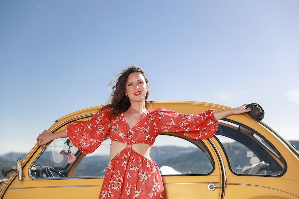 Με ένα 2CV και αφετηρία τη Λευκάδα ταξιδεύει στους δρόμους της μουσικής