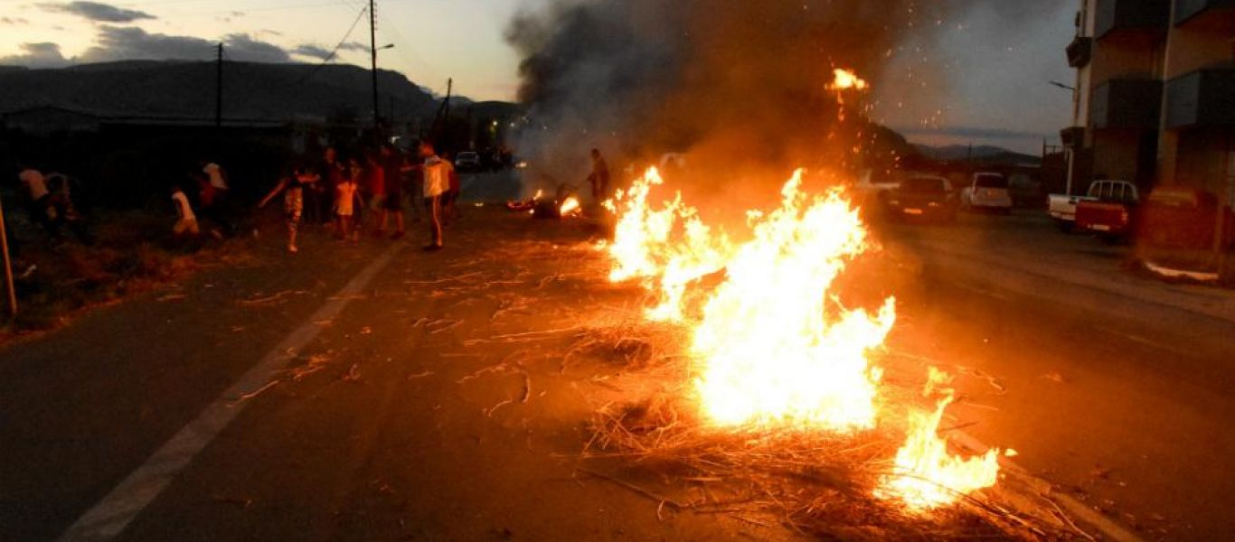 Έκρυθμη η κατάσταση στον Ασπρόπυργο – Ρομά έκλεισαν την Αττική Οδό