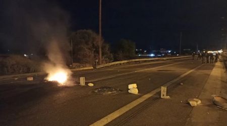 Κλειστή η Εθνική Οδός στο ύψος Μεγάρων – Διαμαρτυρία Ρομά για τον θάνατο του 20χρονου από αστυνομικά πυρά