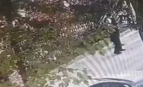 Νέα Ερυθραία – Σε απόγνωση η μητέρα του 40χρονου «Σαμουράι» – «Κλαίω για τον αδικοχαμένο εργάτη και για τον γιο μου»