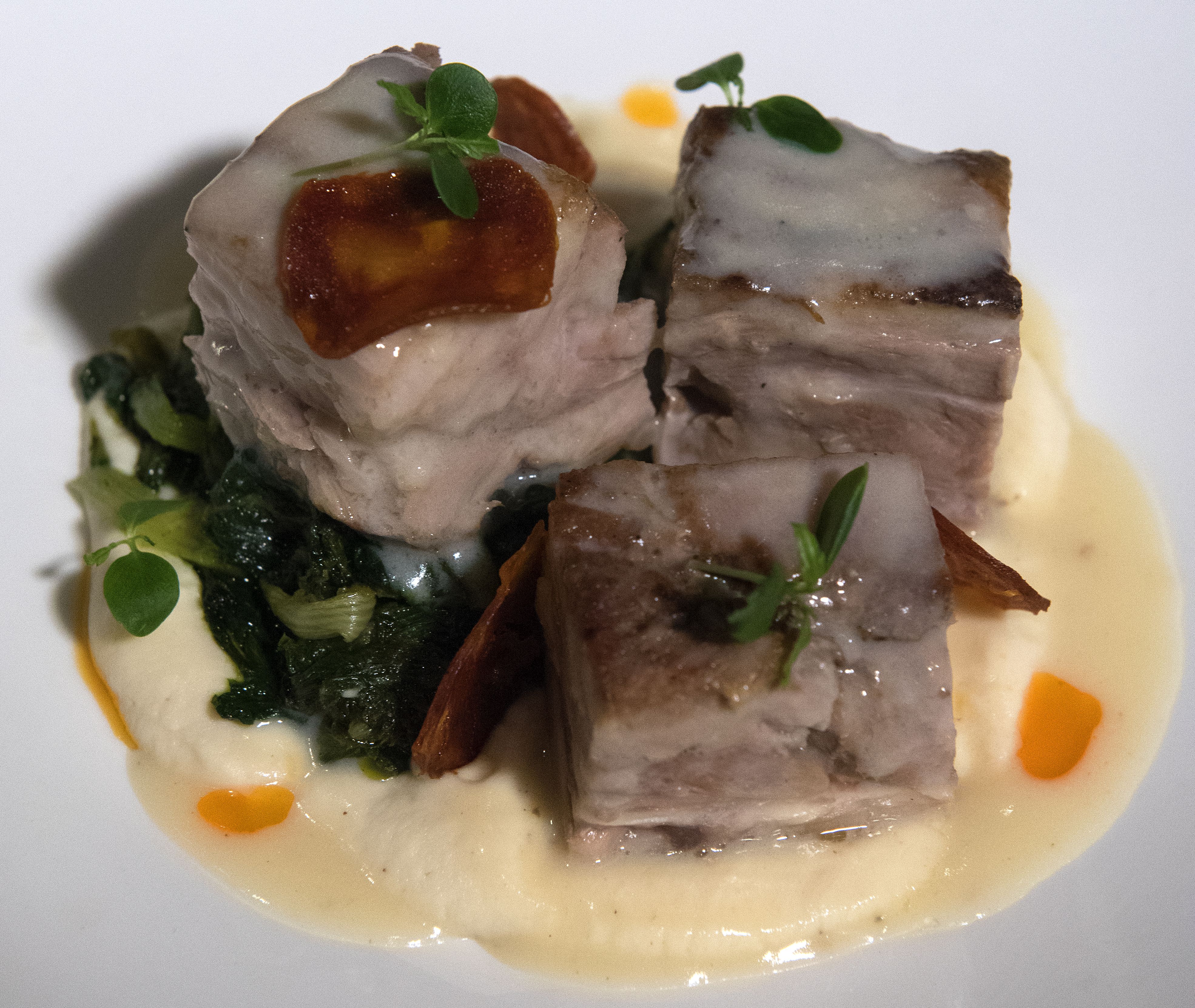 Αρνάκι φρικασέ με άγρια χόρτα και σoς αβγολέμονο