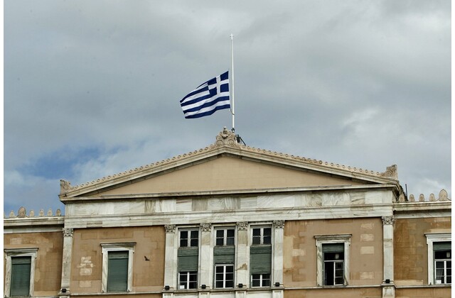 Μεσίστιες σημαίες κυματίζουν για την Φώφη