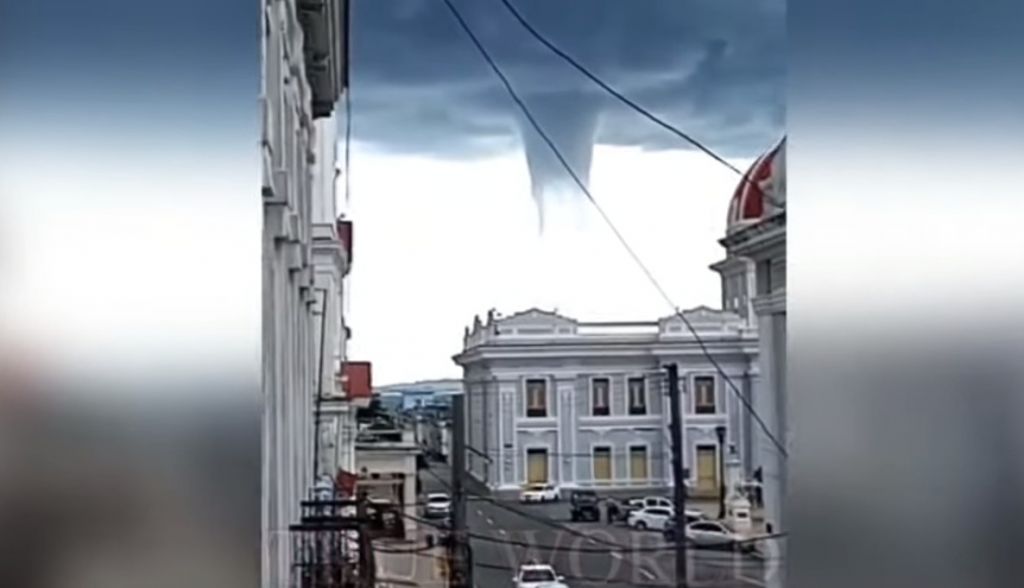 Κούβα – Ισχυρός υδροστρόβιλος πάνω από πόλη στα νότια της χώρας