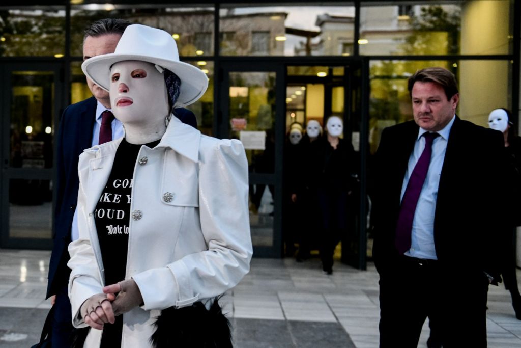 Επίθεση με βιτριόλι – Μεγαλείο ψυχής από την Ιωάννα – Το δώρο και το μήνυμα στους δημοσιογράφους όταν έκλεισαν οι κάμερες