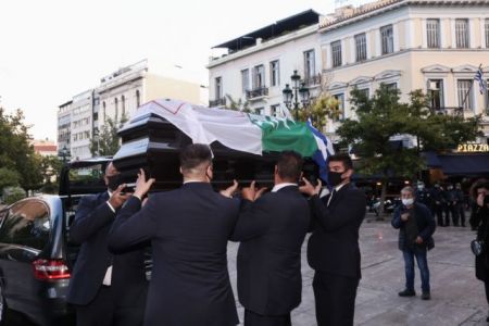 Φώφη Γεννηματά – Στο παρεκκλήσι της Μητρόπολης Αθηνών η σορός της – Με 3 σημαίες το φέρετρο