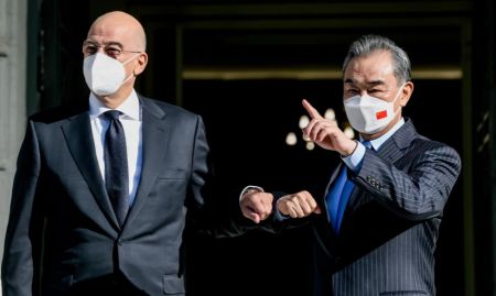 Δένδιας σε ΥΠΕΞ Κίνας – Η Ελλάδα μπορεί να αποτελέσει πύλη εισόδου από την Ασία στην Ευρώπη