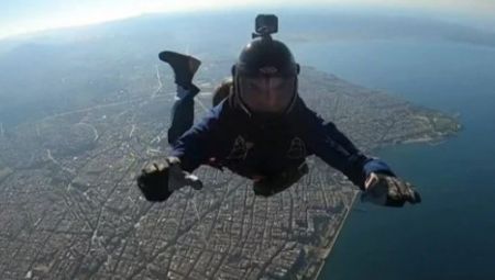 Παρέλαση 28ης Οκτωβρίου – Η εντυπωσιακή πτώση των αλεξιπτωτιστών και η παράδοση της ελληνικής σημαίας