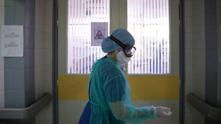 Πλεύρης – Αν χρειαστεί θα επιτάξουμε νοσοκομεία και γιατρούς – Στο τραπέζι νέα μέτρα