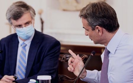 Κορωνοϊός – Συναγερμός στο Μαξίμου για την έξαρση των κρουσμάτων – Σε ανοιχτή γραμμή Μητσοτάκης- Τσιόδρας