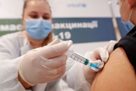 Εμβόλιο – SMS σε όλους των άνω των 50 ετών για την τρίτη δόση