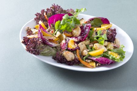 Ζεστή σαλάτα με ρίζες, λαχανικά και πορτοκάλι