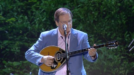 Σπίτι με το MEGA – Με το «Αγριολούλουδο» ξεκίνησε η μαγική βραδιά του Χρήστου Νικολόπουλου