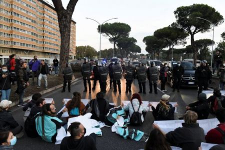 Σύνοδος G20 – Μπλόκο διαδηλωτών στην οδό που οδηγεί στο συνεδριακό κέντρο