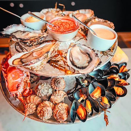 Οστρακα, σαμπάνιες, members clubs και μια… παπαρούνα