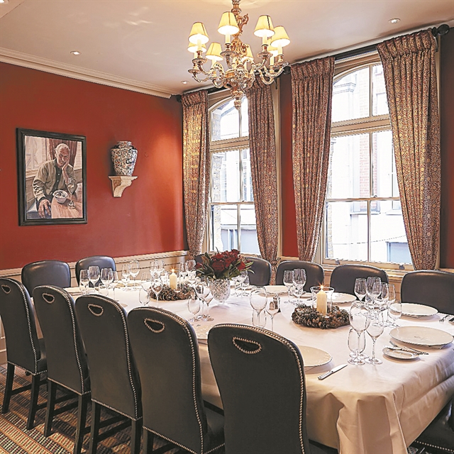 Οστρακα, σαμπάνιες, members clubs και μια… παπαρούνα