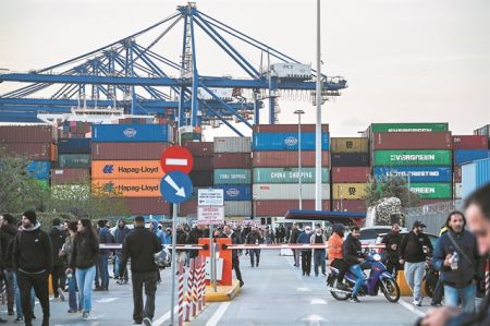 «Φουρτούνες» στην επένδυση της COSCO στον Πειραιά