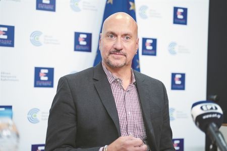 «Η Ομικρον δεν “χτυπά” πιο δυνατά τα παιδιά»