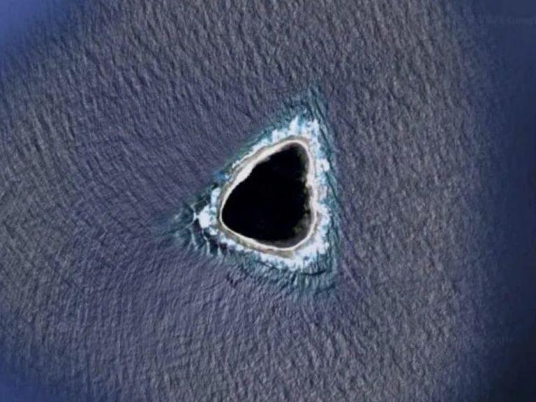 Το μυστήριο του Google Earth: Τι είναι η μαύρη τρύπα στη μέση του ωκεανού; | tovima.gr