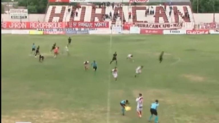 Τραγικές εικόνες στην Αργεντινή – Προπονητής δέχθηκε πυροβολισμό κατά τη διάρκεια αγώνα