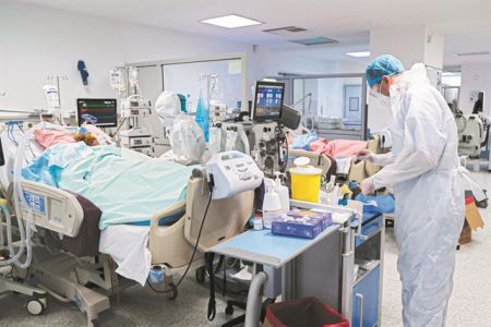 Φέρνουν «κόκκινο» χειμώνα οι ελλιπείς έλεγχοι και το διάτρητο «τείχος ανοσίας»