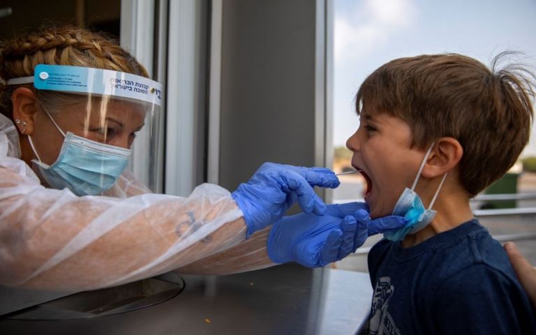 Κορωνοϊός: Τα παιδιά εξίσου ευάλωτα στη μόλυνση με τους ενηλίκους | tovima.gr
