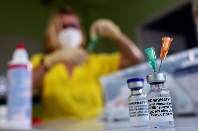 Κορωνοϊός – Γιατί προσβάλλονται και οι πλήρως εμβολιασμένοι; | tovima.gr
