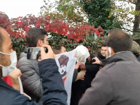 Τουρκία – Συλλήψεις 17 Τούρκων για την κουκούλα στο κεφάλι αμερικανού αξιωματούχου