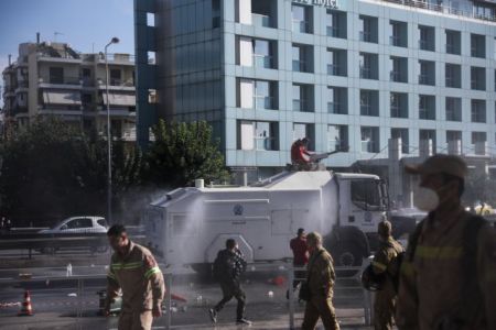 ΣΥΡΙΖΑ – Ο Μητσοτάκης πνίγει στα χημικά τους «ήρωες των πυρκαγιών»