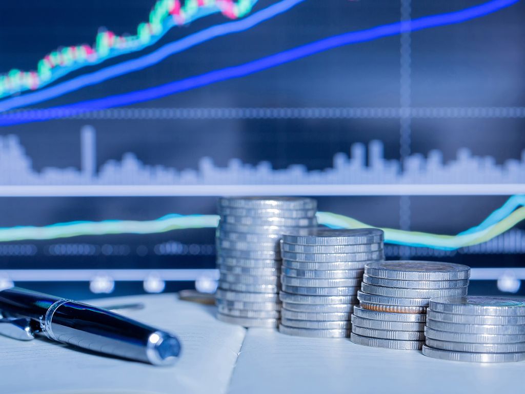 Η μάχη των τραπεζών με τα επιτόκια – Πού κυριαρχούν τα «γεράκια» και πού τα «περιστέρια»