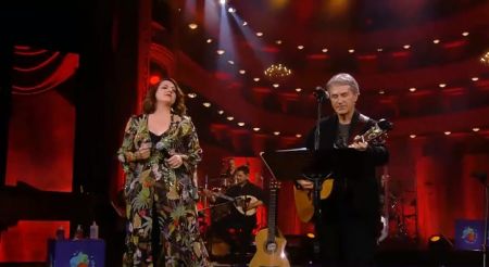 «Στα χρόνια της υπομονής» – Ο Γιώργος Νταλάρας και η Ασπασία Στρατηγού σε ένα κλασικό λαϊκό τραγούδι