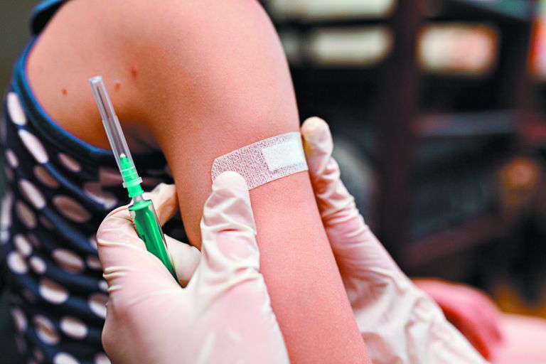 Θεμιστοκλέους – Αύξηση 200% στους εμβολιασμούς από τις προηγούμενες εβδομάδες – Πόσο ισχύει το πιστοποιητικό | tovima.gr
