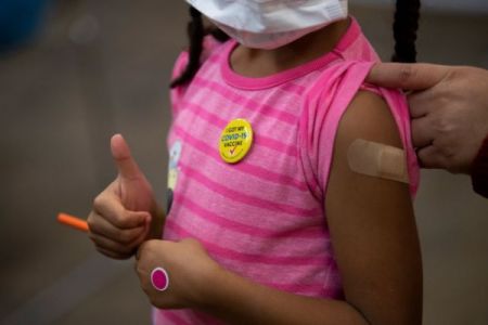 Εμβόλιο – Οι λιλιπούτειοι Αμερικανοί μπαίνουν στη σειρά