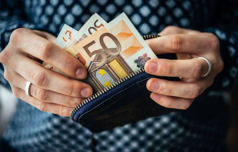 Αχτσιόγλου κατά Μητσοτάκη με φόντο την αύξηση του κατώτατου μισθού