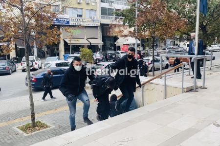 Θεσσαλονίκη – Κακουργηματική δίωξη στους δύο συλληφθέντες για την αιματηρή ληστεία στο ψιλικατζίδικο