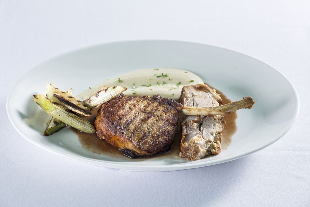 Μαύρος χοίρος με πουρέ σελινόριζας