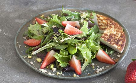 Πράσινη σαλάτα με ξηρούς καρπούς και ψητό μανούρι