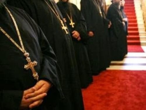 Γιατί η Εκκλησία πατάει σε δύο βάρκες, όταν χάνονται χιλιάδες χριστιανοί από κορωνοϊό;