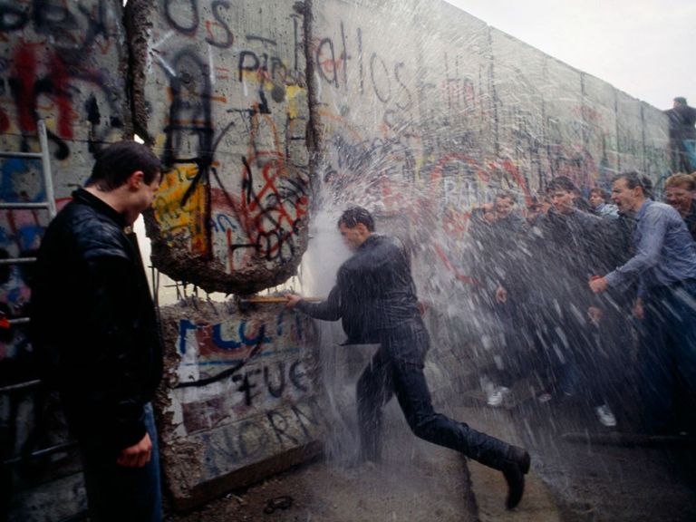 Τείχος του Βερολίνου – Τα γεγονότα και το «ατύχημα» που οδήγησαν στην πτώση | tovima.gr
