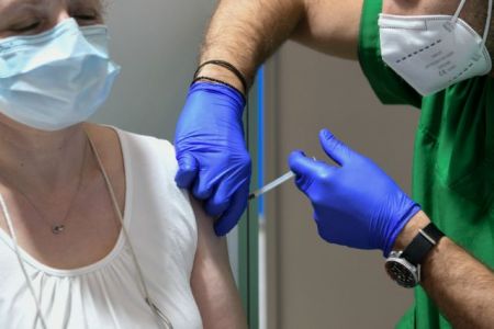 Κορωνοϊός – Πώς τα εμβόλια μετατοπίζουν σε νεαρότερες ηλικίες τους θανάτους – Τι αποκαλύπτει μελέτη έλληνα καθηγητή