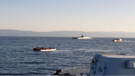 Αιγαίο – Η τουρκική ακτοφυλακή κατευθύνει λέμβο με πρόσφυγες στα ελληνικά χωρικά ύδατα (βίντεο)