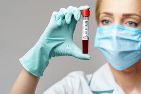 Covid – Οι μεγαλύτεροι σε ηλικία «κερδίζουν» στα αντισώματα