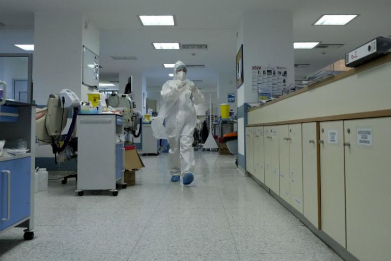 Surge of COVID-19 epidemic continues with 70 deaths, over 7,000 infections in last 24 hours | tovima.gr