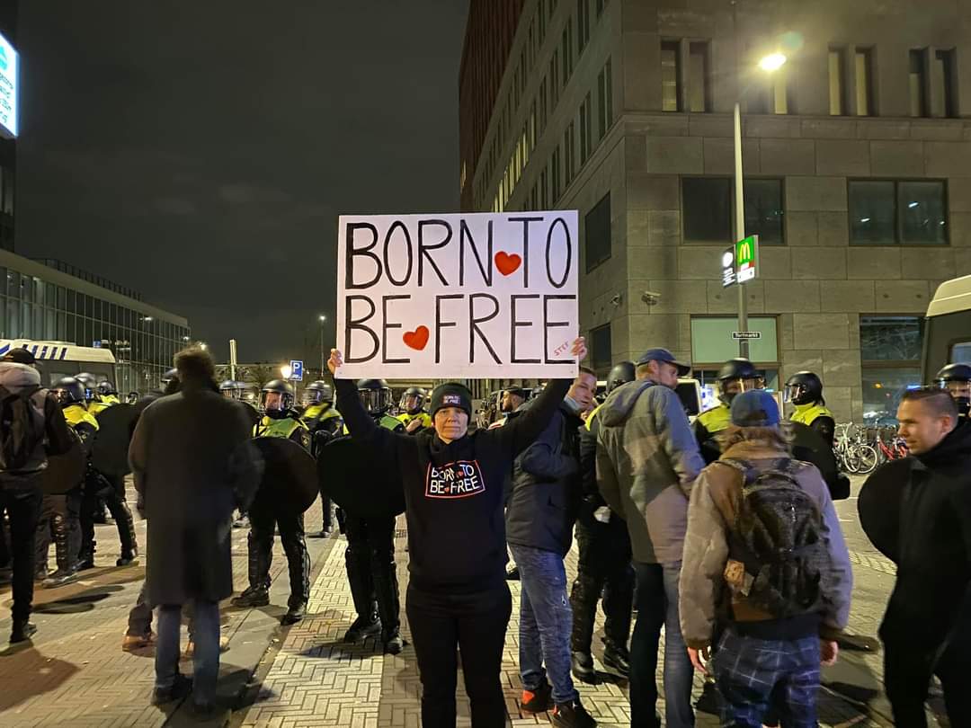 Ολλανδία – Επεισόδια μετά την ανακοίνωση της επαναφοράς lockdown