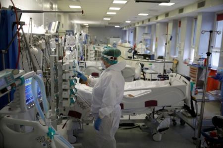 Κορωνοϊός – Στενάζουν τα νοσοκομεία – Επιστράτευση γιατρών προσεχώς και στο βάθος… νέα μέτρα