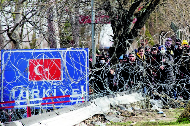 Greek Armed Forces on heightened alert after Erdogan refers to opening borders to send migrants | tovima.gr