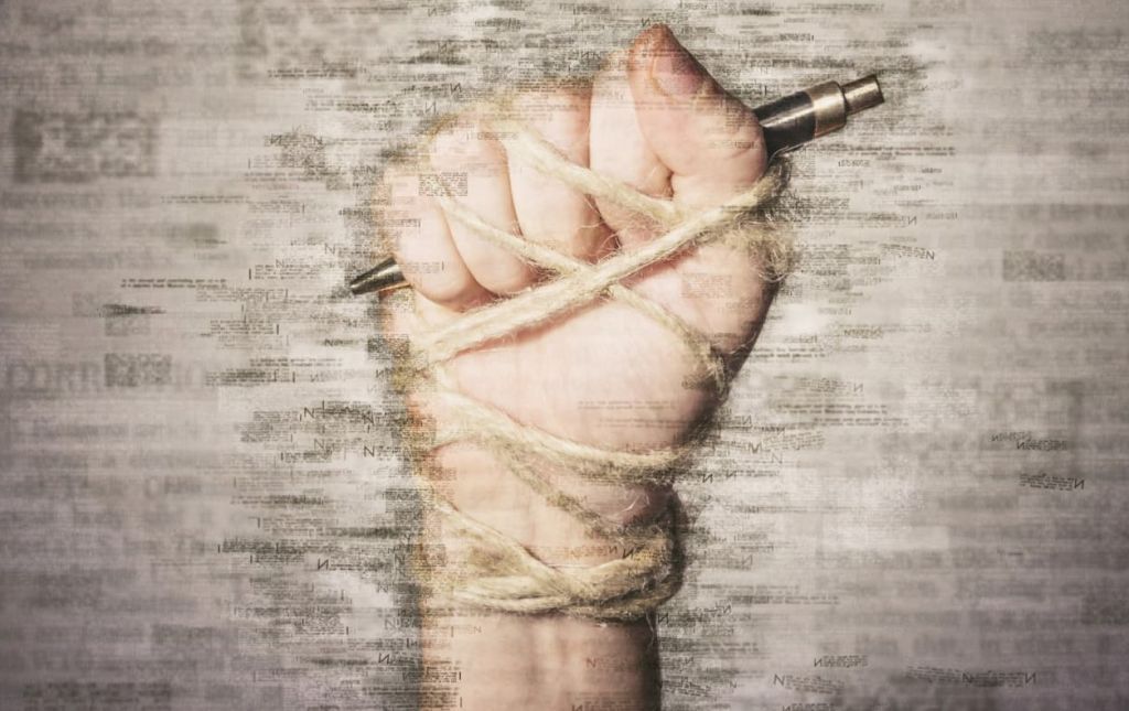 Η δημοσιογραφία δεν χρειάζεται περισσότερες ποινές και απαγορεύσεις αλλά συζήτηση για το πώς θα ξαναβρεί την ψυχή της